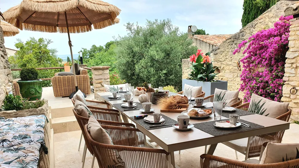 table sur la terrasse